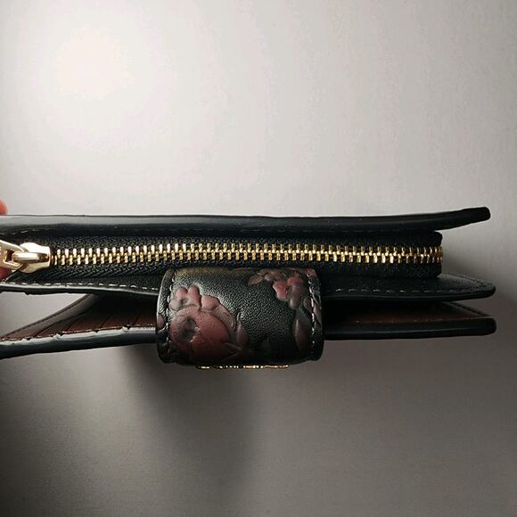 NWT COACH CCR20 Medium Corner Zip Wallet Floral Print Smooth Leather Black/Wine - Picture 3 of 5